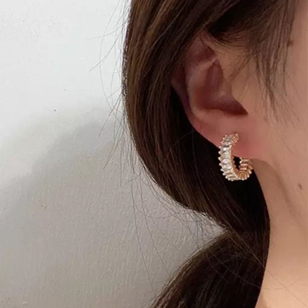 18K Yellow Gold Huggie Hoop Earrings